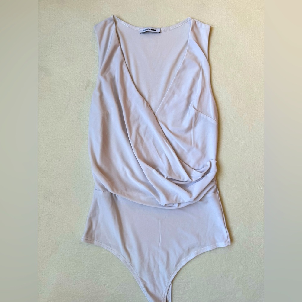 🌟 FashionNova Bodysuit - Size XS - White and draped